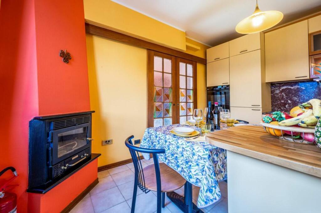 Villa Iris -Pet Friendly Stay - Garden - Private Parking- Bike Friendly Holiday House Colico Ngoại thất bức ảnh