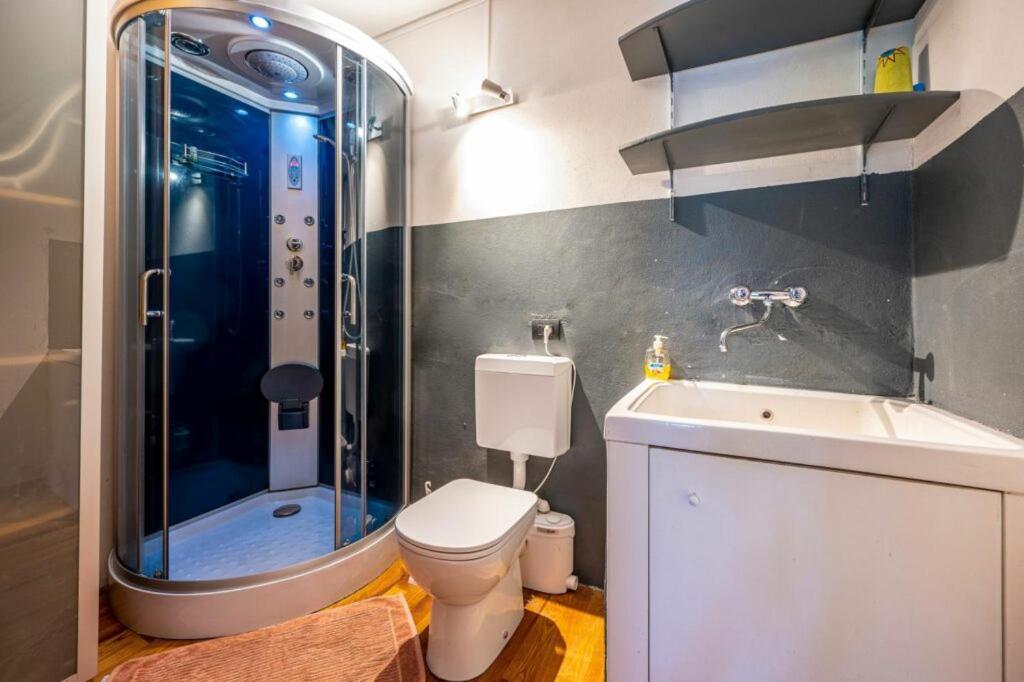 Villa Iris -Pet Friendly Stay - Garden - Private Parking- Bike Friendly Holiday House Colico Ngoại thất bức ảnh