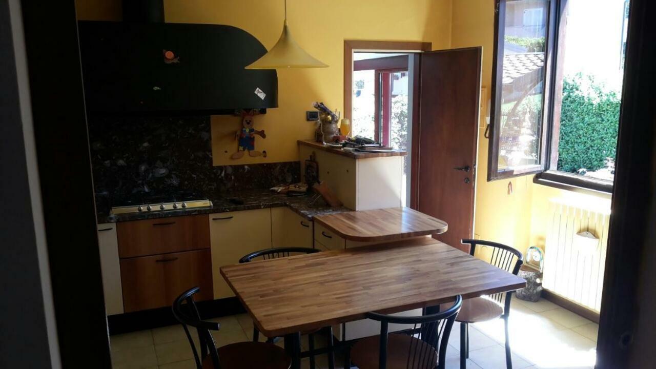 Villa Iris -Pet Friendly Stay - Garden - Private Parking- Bike Friendly Holiday House Colico Ngoại thất bức ảnh